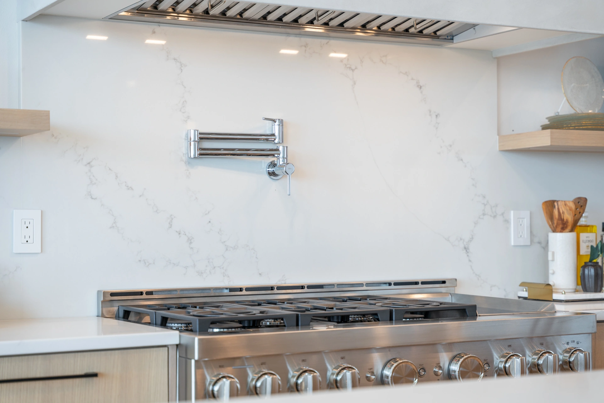 Quartz backsplash and range