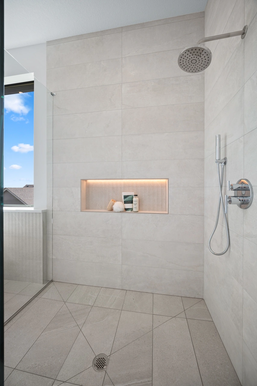 Shower niche with tile